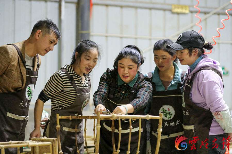 1欧贤芹在指导村民制作竹制家具。.jpg